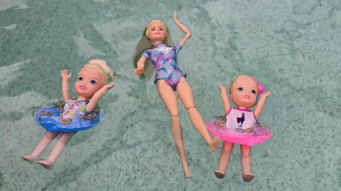 Barbie Dolls Elsa and Anna Learn Swimming Basics in Toddler Class